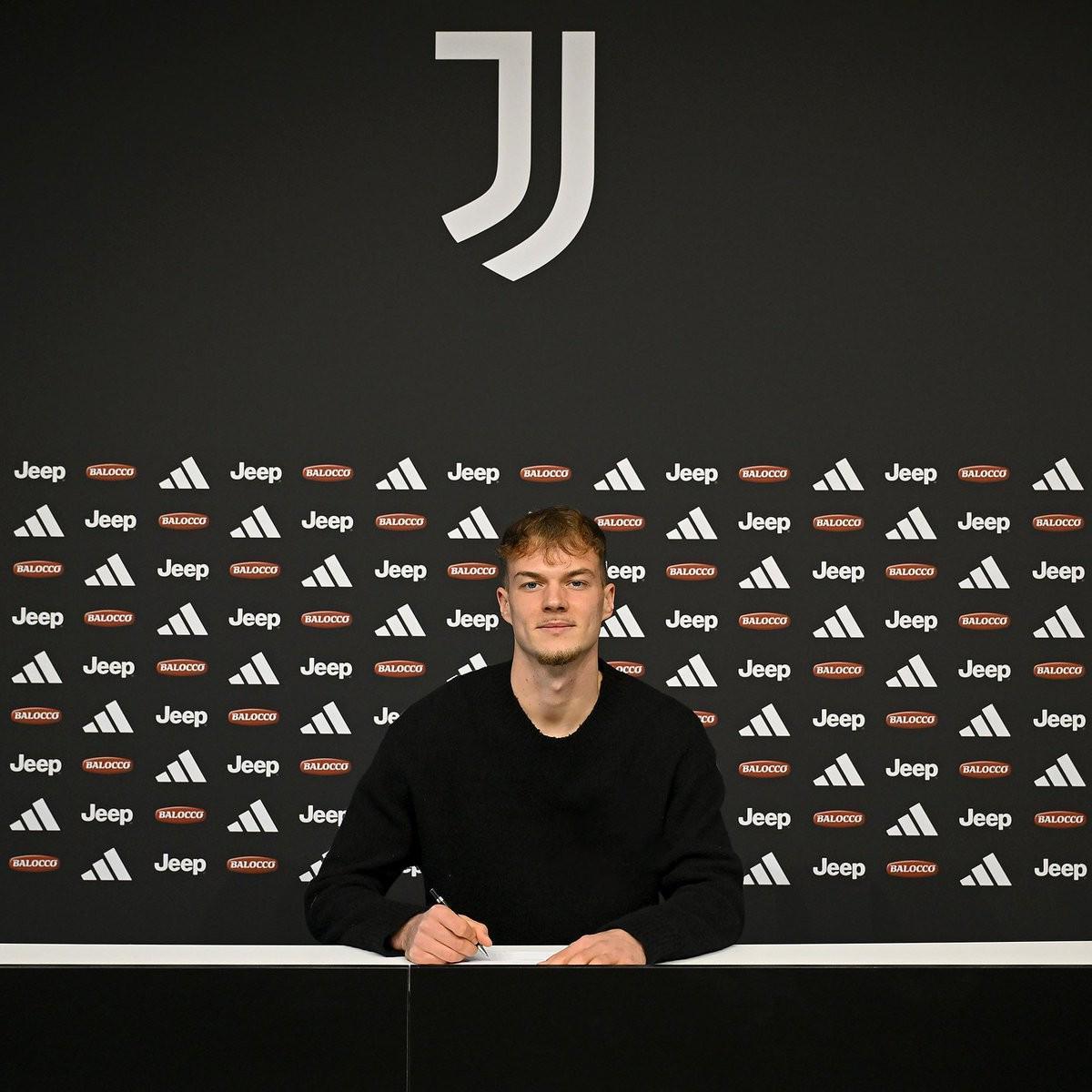 官方：尤文与队内18岁的波兰中场马祖尔续约至2029年